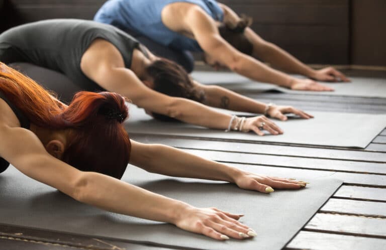 Øvelser for skulder og nakke – Barnet yogaøvelse.