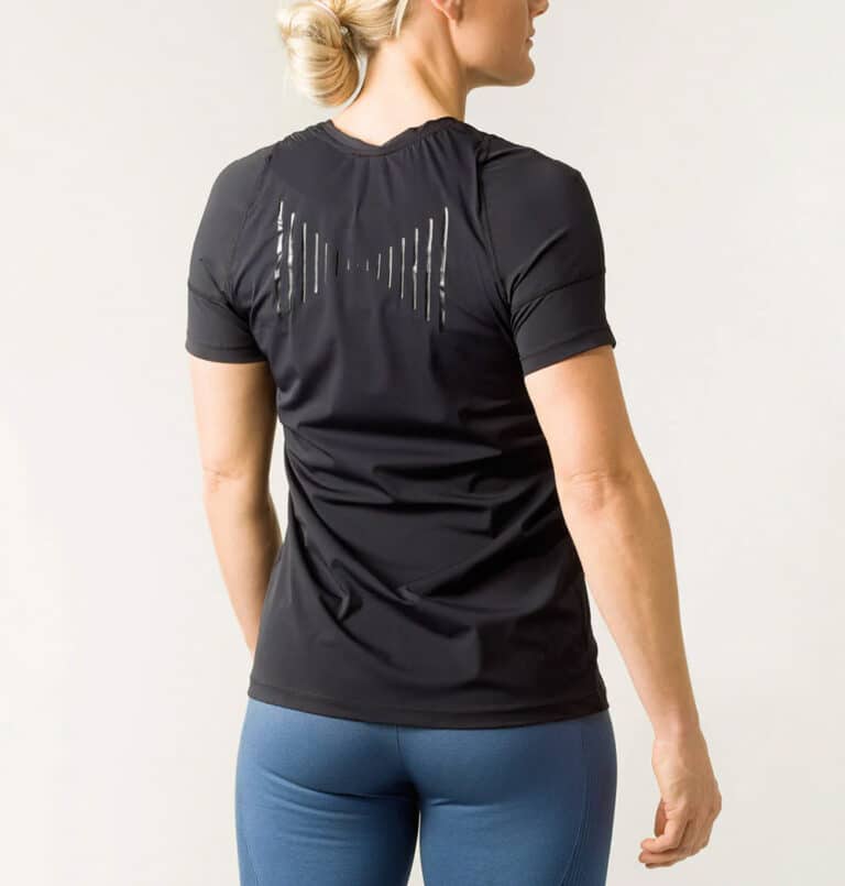 Reminder Shirt er en patenteret holdningstrøje, der minder dig om at rette din ryg ved at guide dine skuldre til en mere ret position. Holdningstrøjen er uden komprimering, og er behagelig og har en afslappet pasform omkring taljen og ryggen. Omkring skuldrene hjælper Posture Alignment teknologien med at forbedre din holdningsadfærd. Reminder Shirt har en øjeblikkelig effekt, og du kan bruge holdningstrøjen til træning, aktive fritidsaktiviteter eller som en del af din daglige garderobe.